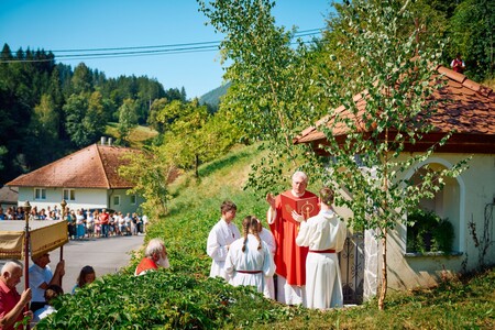 Procesija v čast sv. Lovrencu po središču Luč (foto Janez Kotar)